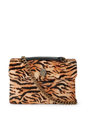 Handtasche mit Tigerprint, goldener Kette und schwarzem Tragegriff oben, mit dekorativem metallischem Tierkopfverschluss auf der vorderen Klappe.
