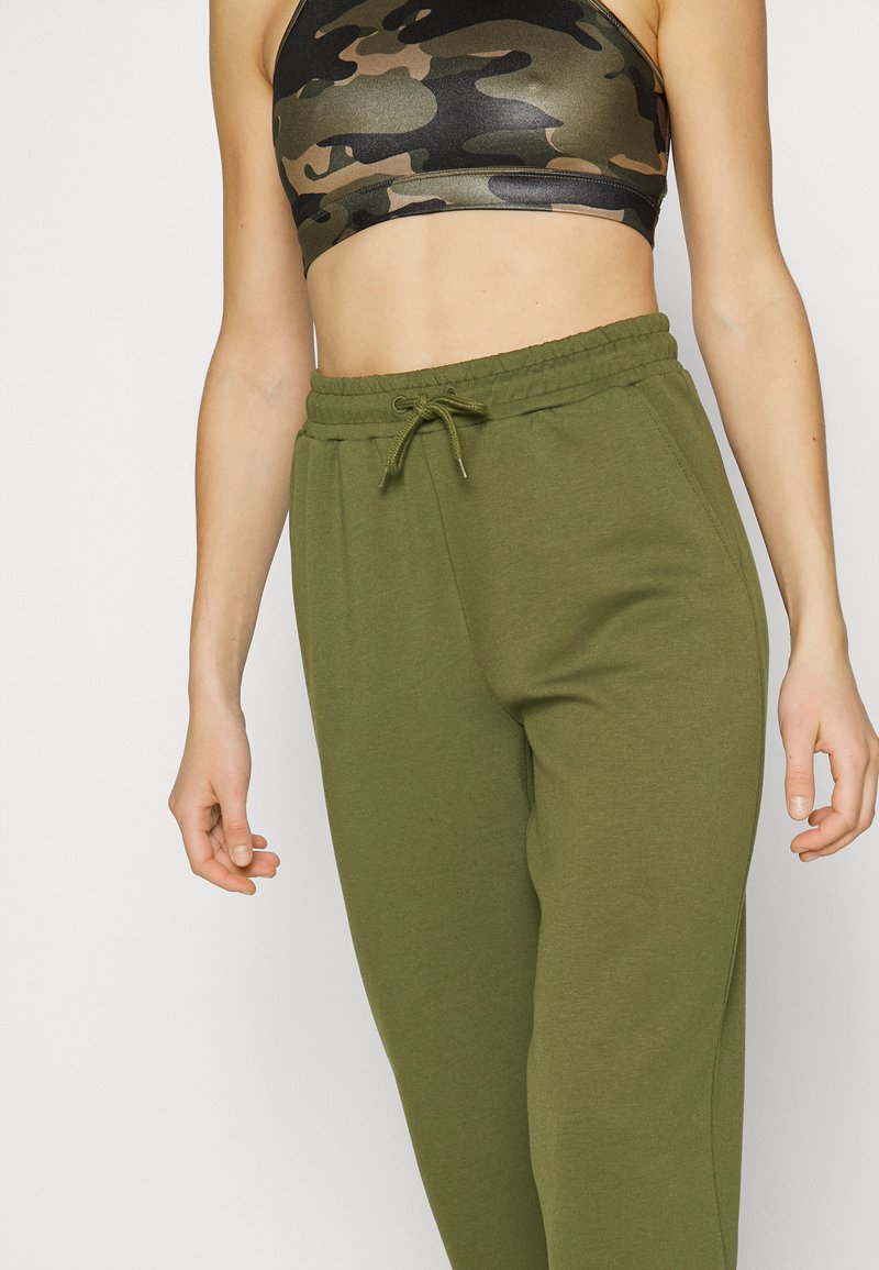 Damen Sportbekleidung | ONLY Play ONPLOUNGE Jogginghose ivy green/khaki - HA12383 Damen Sportbekleidung | ONLY Play ONPLOUNGE Jogginghose ivy green/khaki - HA12383