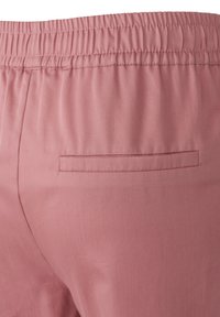 Rosa, leichte Stoffhosen mit einem elastischen Taillenbund und einer einzelnen Gesäßtasche im einfachen rechteckigen Design. Glatte Textur.