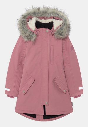 Parka rose avec capuche en fourrure, deux poches avant et une ouverture zippée. Comprend des accents réfléchissants et une doublure douce.