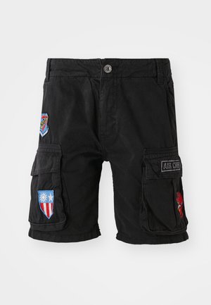 Sorte cargo shorts lavet af bomuld, med flere lommer, broderede lapper i rød, blå og grøn, og en knaplukning i taljen.