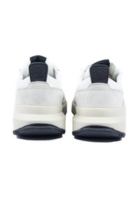 Weiße und graue Sneaker aus Wildleder und Leder, mit einer dicken weißen Zwischensohle, schwarzem Gummi-Außensohle und geprägtem Logo-Detail an der Ferse.