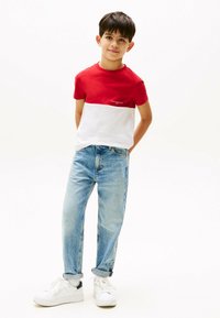 Tommy Hilfiger - COLOUR-BLOCKED CREW NECK - Camiseta estampada - primary red white Imagen en miniatura 1