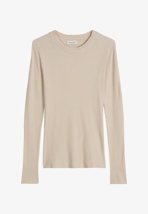 Beiges, langärmeliges, geripptes Strickoberteil mit rundem Ausschnitt und schlanker Passform, Marc O'Polo Markenetikett im inneren Kragen.