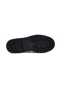 Zwarte rubberen laars zool met een robuust profiel, gekenmerkt door verschillende schuine groeven en verhoogde secties voor grip.