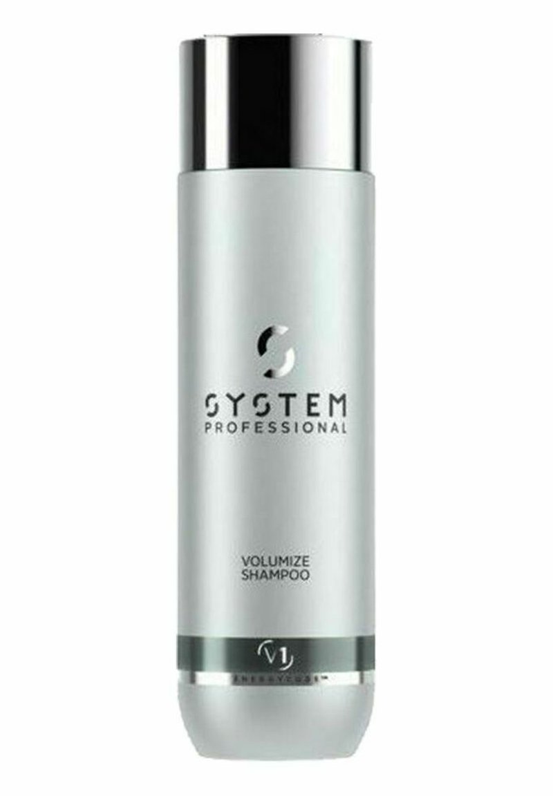 Bottiglia di shampoo argento con un elegante tappo in cromo, etichettata "System Professional Volumize Shampoo". Presenta un design cilindrico elegante.