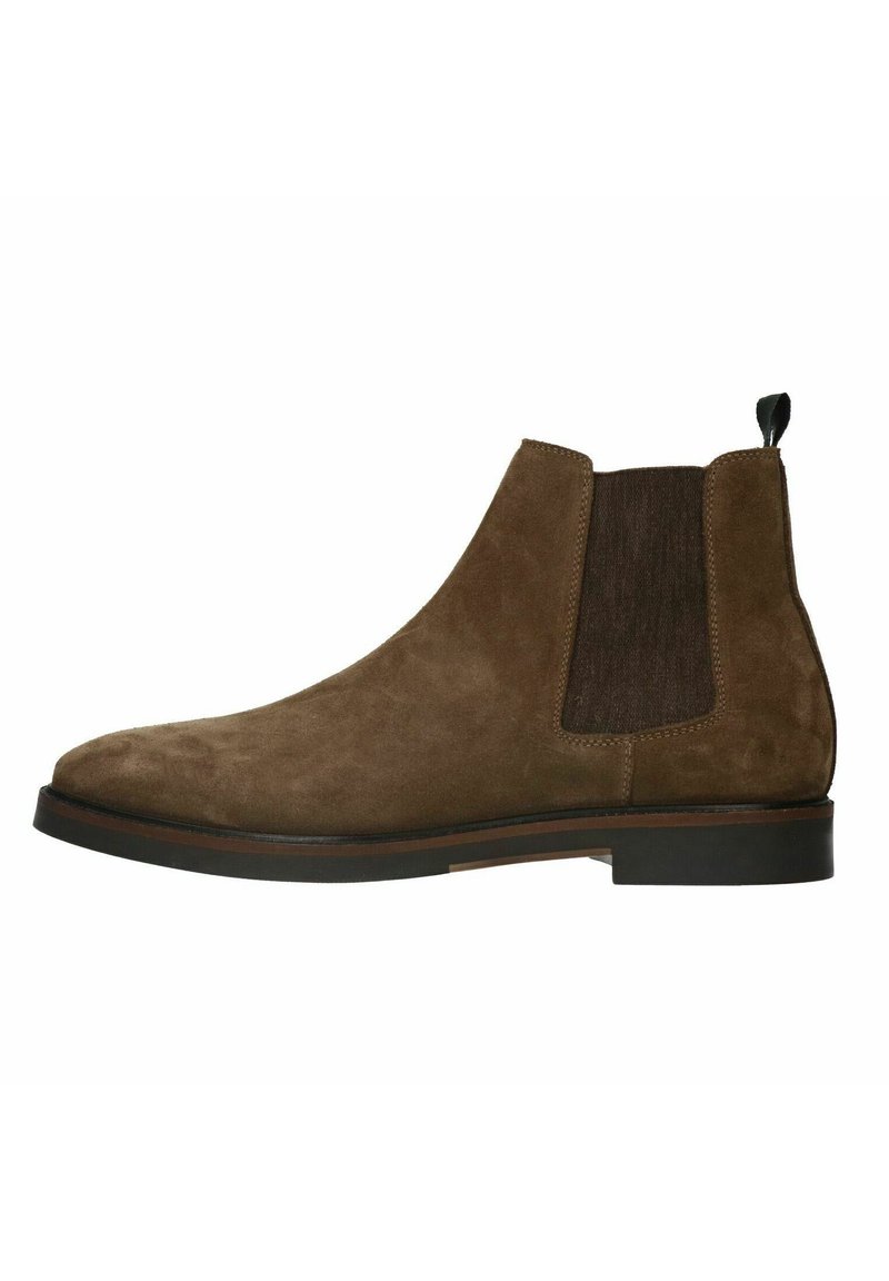 Stivale Chelsea in suede marrone con pannelli laterali elasticizzati e suola in gomma nera. Dotato di un linguetta sul retro per una facile calzata.