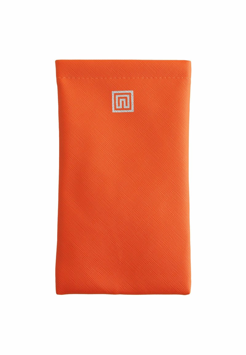 Borsa in tessuto arancione con una superficie liscia e un motivo diagonale. Presenta un piccolo logo bianco vicino alla parte superiore. Forma rettangolare.