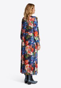 Blumen-Maxi-Kleid auf dunklem Hintergrund mit lebhaften roten, rosa und blauen Blumen; lange Ärmel, geraffte Taille und fließender Rock.
