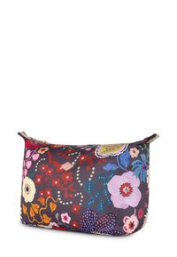 Tas van bloemenprintstof in donkerpaars, met heldere bloemen, een ritssluiting en een klein logo-label. Soepele textuur met een gestructureerde vorm.