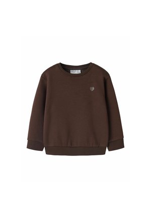 Sweat-shirt marron foncé à manches longues avec col rond, poignets et ourlet côtelés, avec un petit emblème en forme de cœur sur la poitrine gauche.