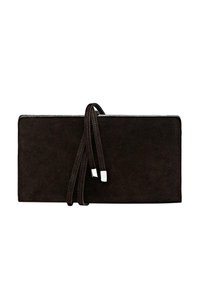 Clutch rettangolare nero in suede con due sottili cinture dotate di punte in metallo argento al centro davanti.