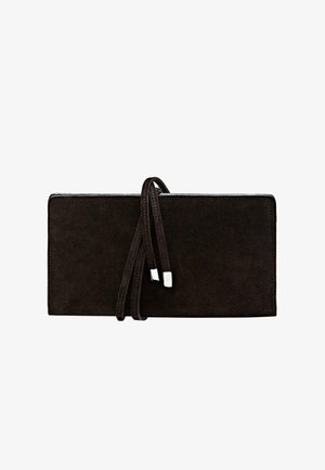 Schwarze rechteckige Wildleder-Clutch mit zwei dünnen Riemen, die an der Vorderseite mit silbernen Metallspitzen versehen sind.