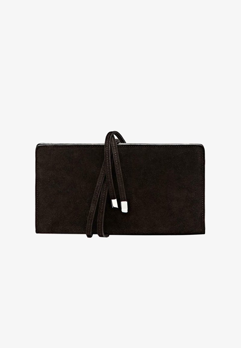 Clutch rettangolare nero in suede con due sottili cinture dotate di punte in metallo argento al centro davanti.