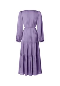 Robe longue violette à manches longues avec une taille cintrée, jupe à volants et tissu fluide. Texture lisse et léger éclat sur l'ensemble.
