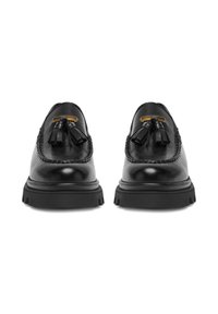 Čierne kožené topánky s okrúhlou špičkou, dekoratívnymi strapcami, prešívaním a hrubou gumovou podrážkou. Klasický dizajn s minimálnymi akcentmi.