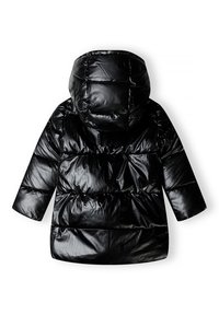 Chaqueta acolchada negra con una textura brillante y suave. Cuenta con una capucha y un diseño acolchado, con costuras horizontales y mangas anchas.