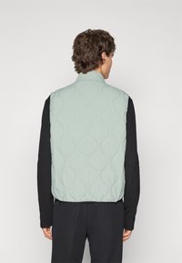 HUGO BOHOTINO - Weste - light/pastel green