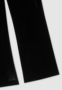 Czarna aksamitna tkanina o gładkiej teksturze, ukazująca dwa szerokie prostokątne kawałki rozłożone płasko na jasnoszarym tle.