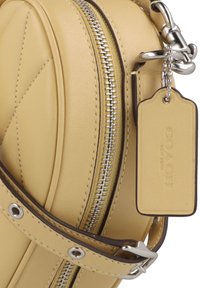 COACH QUILTED HEART  - Borsa a tracolla - light yellow