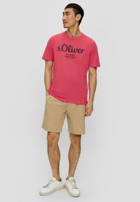 s.Oliver MIT GROSSEM LABEL - T-shirt print - himbeere