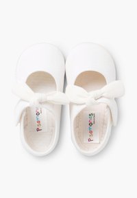 Weiße Baumwoll-Ballettschuhe mit offenem Zeh und einer Schleifenakzent auf der Vorderseite. Sie besitzen ein weiches Innenfutter und eine flache Sohle.