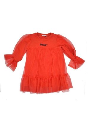 Rode jurk met een gerimpelde zoom en doorschijnende, pofmouwen. Zachte stof met een ronde halslijn en "Pinkey" geborduurd detail op de borst.