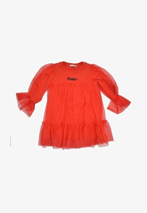 Robe rouge avec un ourlet à volants et des manches bouffantes transparentes. Tissu doux avec un col rond et un détail brodé "Pinkey" sur la poitrine.