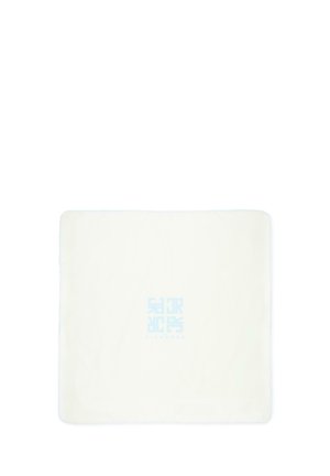 Cuscino quadrato bianco con un sottile logo geometrico azzurro chiaro e la parola "RICKMARS" in rilievo al centro.