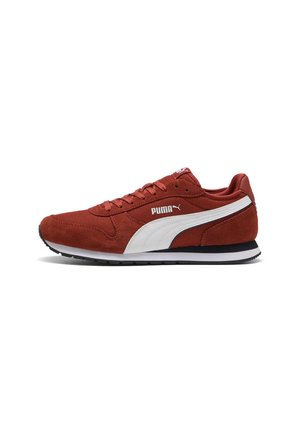 Roter Puma-Sneaker mit weißem Logostreifen, schwarz-weißer Sohle, Schnürdesign sowie Mesh- und Wildleder-Obermaterial, seitliche Ansicht.