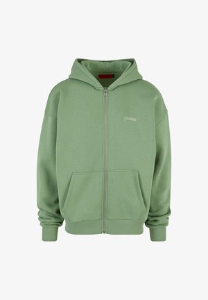 Žalia zip-up gobtuvė pagaminta iš minkštos medžiagos. turi gobtuvą, priekinės kišenes ir raukšlėtus rankogalius. Maža "Draudžiama" etiketė šalia užtrauktuko.