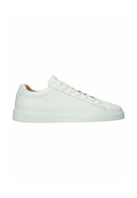 Witte leren sneaker met lage zool, witte veters, platte zool en subtiele stikdetails, weergegeven in zijprofiel naar rechts gericht.