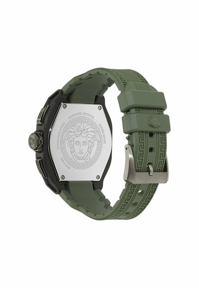 Žalias gumos dirželis laikrodis, rodantis įspaustą Medūzos galvą ant nerūdijančio plieno nugarėlės su užrašais "Šveicarijos gamybos" ir "Safyro kristalas".