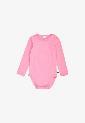 Body bébé rose à manches longues avec boutons-pression à l'épaule et à l'entrejambe, design uni et petite étiquette latérale verte.