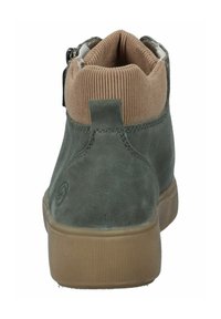 Grüner Wildleder-Stiefelette mit einem gerippten, braunen Textilkragen und einer dicken Gummisohle. Verfügt über eine Zugschlaufe an der Rückseite für einfaches Anziehen.