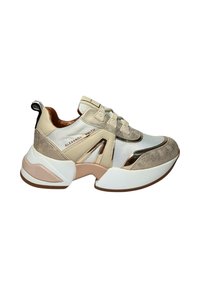Sneakers con un design multitessuto e accenti metallici, in crema, beige chiaro e bianco, con una suola spessa e scolpita.