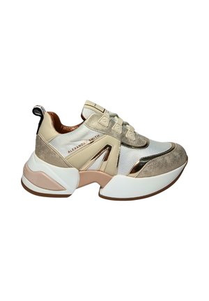 Sneakers con un design multitessuto e accenti metallici, in crema, beige chiaro e bianco, con una suola spessa e scolpita.