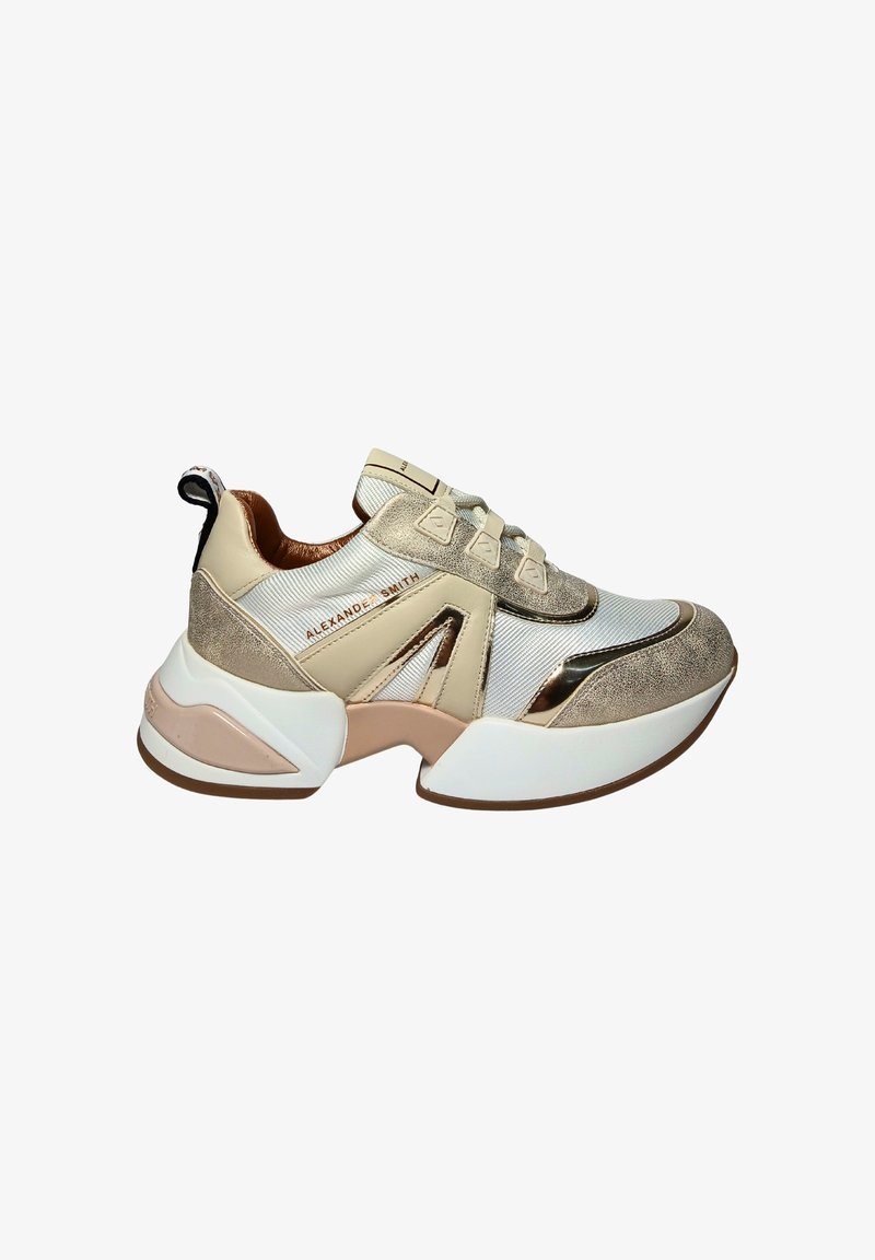 Sneakers con un design multitessuto e accenti metallici, in crema, beige chiaro e bianco, con una suola spessa e scolpita.