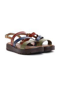 Sandalias con tiras de cuero rojo, azul, verde y marrón, que cuentan con una suela gruesa marrón con un patrón texturizado y una correa en el tobillo ajustable.