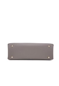 Sac en cuir gris avec une texture lisse, de forme rectangulaire, avec des pieds en métal doré et des piqûres contrastantes le long des bords.