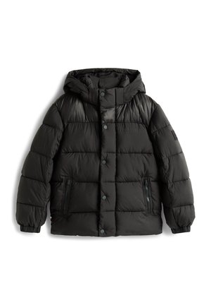 Chaqueta de plumas negra con capucha, botones a presión, diseño acolchado y bolsillos laterales con cremallera. Fabricada con material suave y aislante.