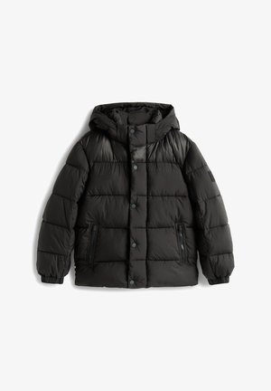 Fekete puffdzseki kapucnival, patent gombokkal, steppelt kialakítással és oldalsó cipzáras zsebekkel. Simára megmunkált, szigetelt anyagból készült.