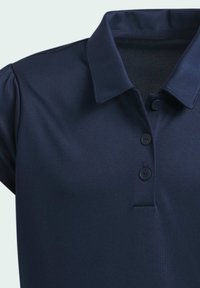 Navyblauwe polo met een klassieke kraag, een drie-knops sluiting en korte mouwen, gemaakt van een gladde, lichte stof.