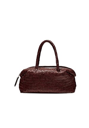 Sac à main en cuir bordeaux tissé, de forme arrondie, avec double anses et fermeture éclair. Présente une surface texturée et aucun accent matériel visible.