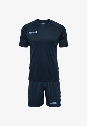 Granatowy zestaw sportowy wykonany z lekkiego materiału, z okrągłym dekoltem i krótkimi rękawami. Zawiera pasujące szorty z jasnoniebieskimi akcentami i logotypem.
