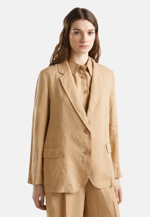 Světlý lněný blazer se zářezovým límcem, dvěma předními kapsami a třemi knoflíky na zapínání. Texturovaná tkanina s uvolněným střihem.