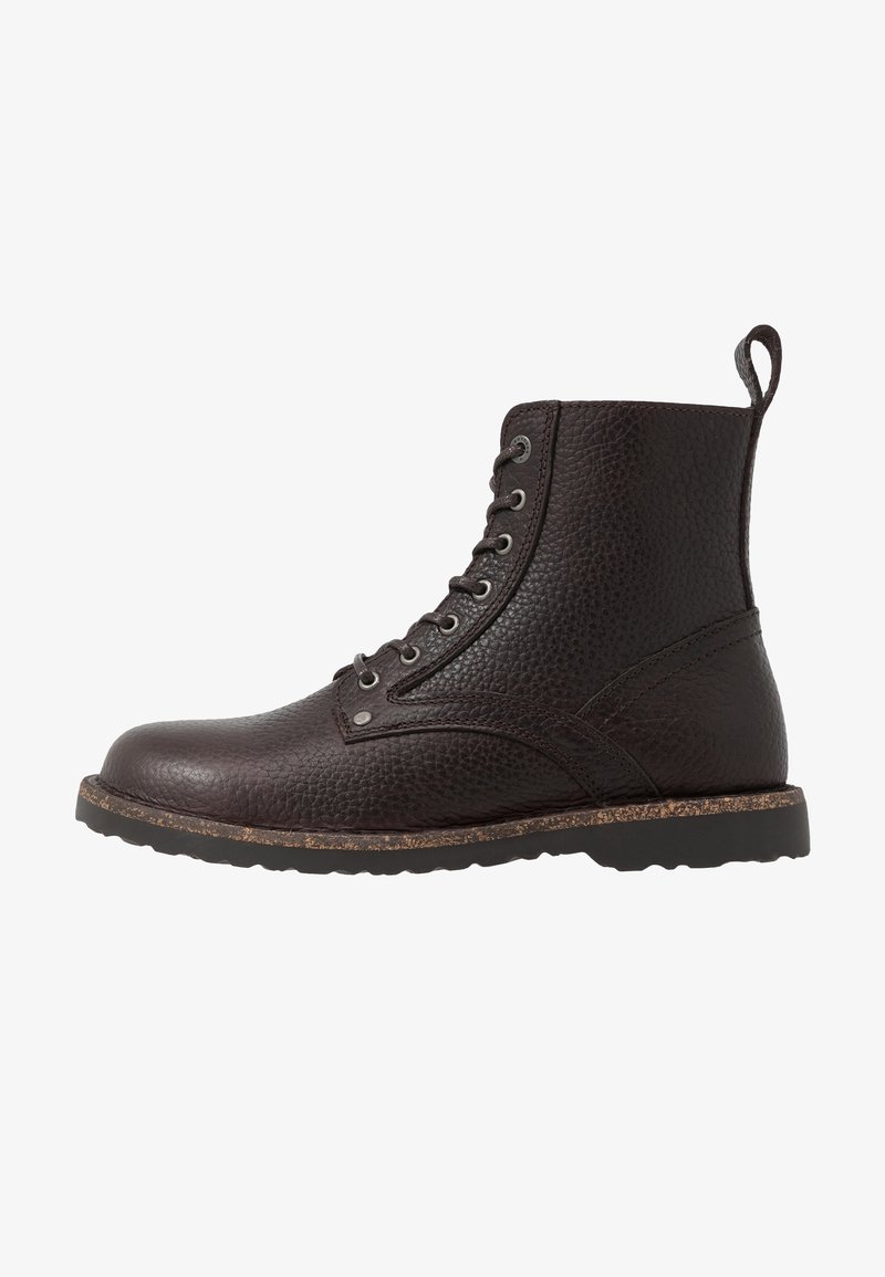 Bottine en cuir marron foncé à lacets avec finition texturée, bout rond, languette au talon et semelle en caoutchouc.