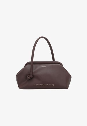 Borsa a mano in ecopelle marrone con manico annodato. Presenta una forma arrotondata e un testo in rilievo: "Ero una bottiglia, ora sono la tua borsa."