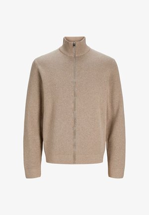 Šviesiai rudos megztos džinsinio stiliaus užtrauktuku užsegama megztinis su aukštu apykakle ir ilgomis rankovėmis, eksponuojamas prieš paprastą baltą foną.