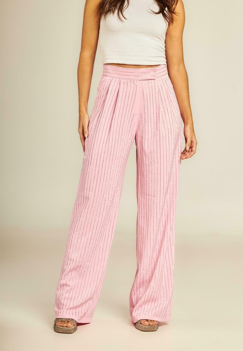 Roze wijde broek van zacht materiaal, met verticale strepen en plooien, een hoge tailleband en een relaxed fit.